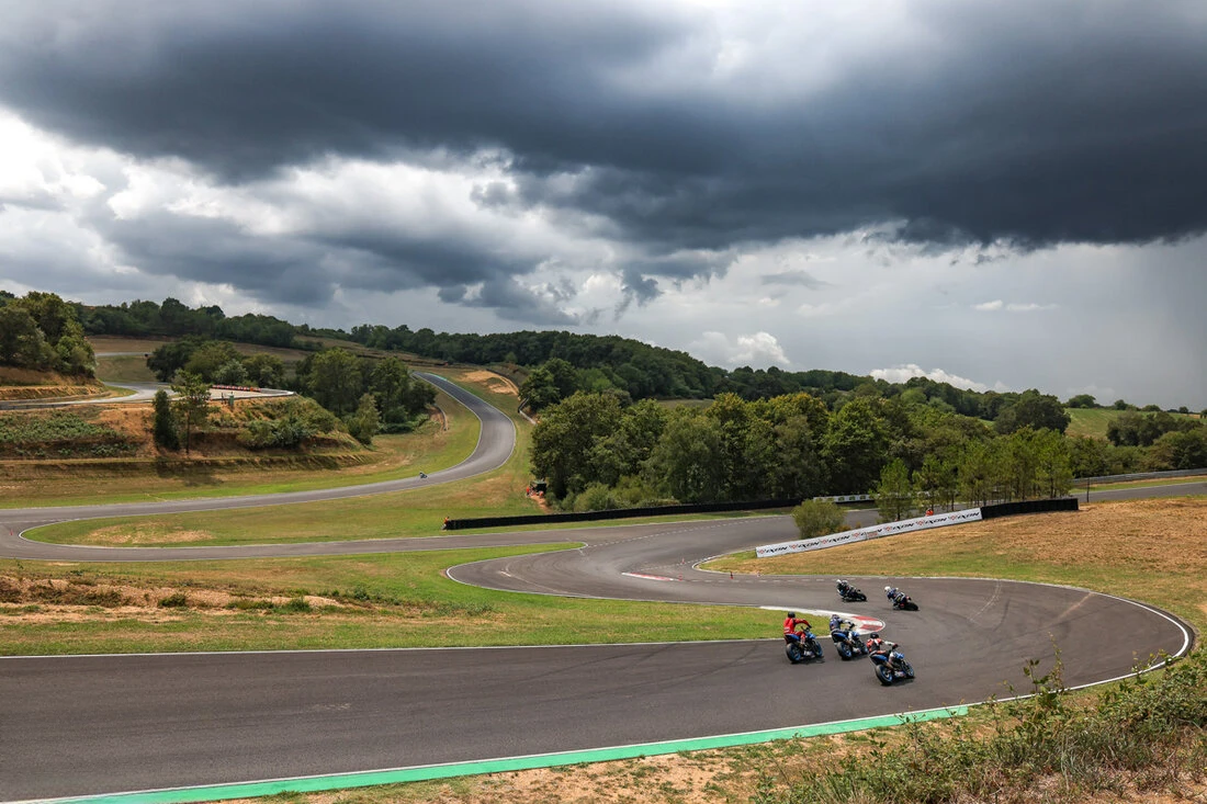 Devenir pilote de course en Suzuki GSX-8S Cup - 27