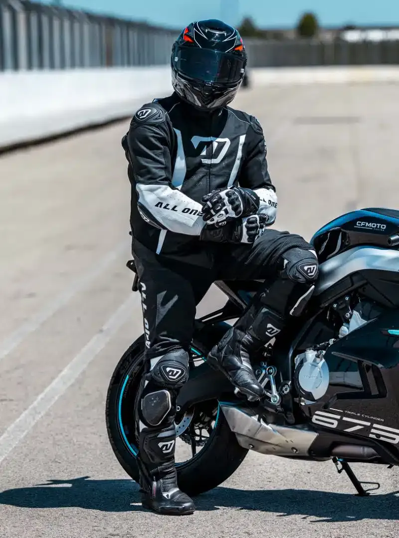 Ensemble racing Dafy Moto, combinaison, gants, bottes à moins de 900 euros - 01