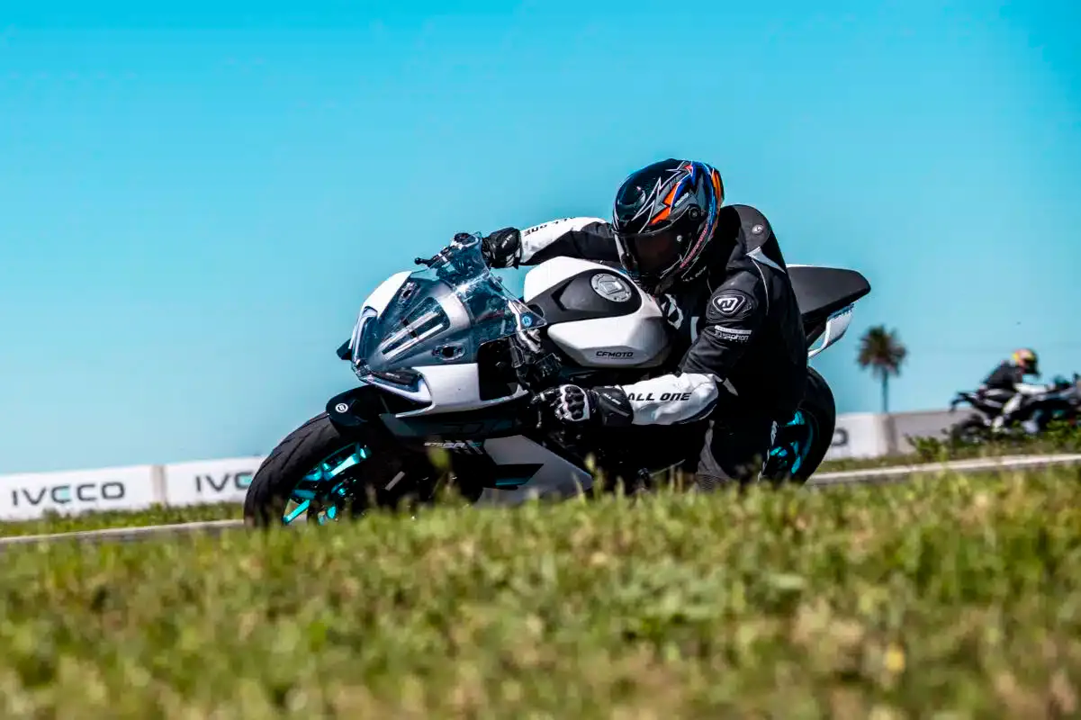 Ensemble racing Dafy Moto, combinaison, gants, bottes à moins de 900 euros - 03