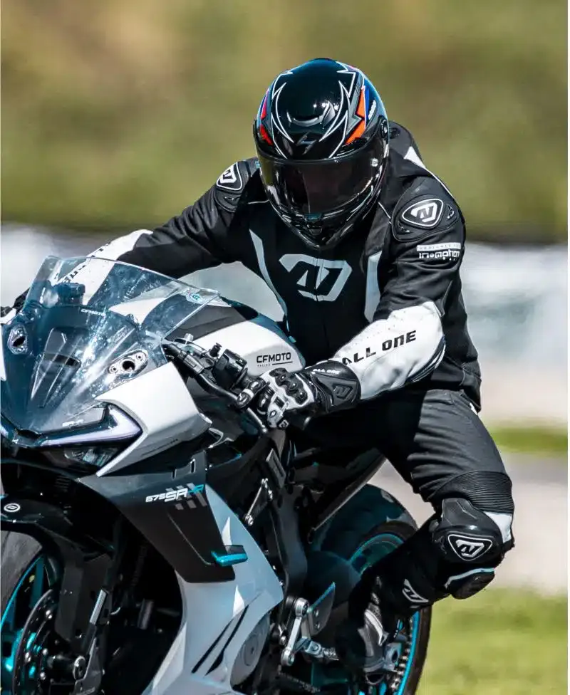 Ensemble racing Dafy Moto, combinaison, gants, bottes à moins de 900 euros - 05