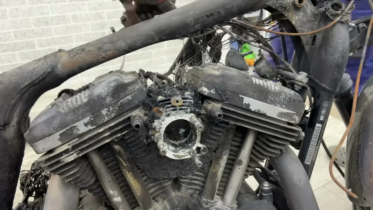 HARLEY DAVIDSON brûlée qui renaît - 02