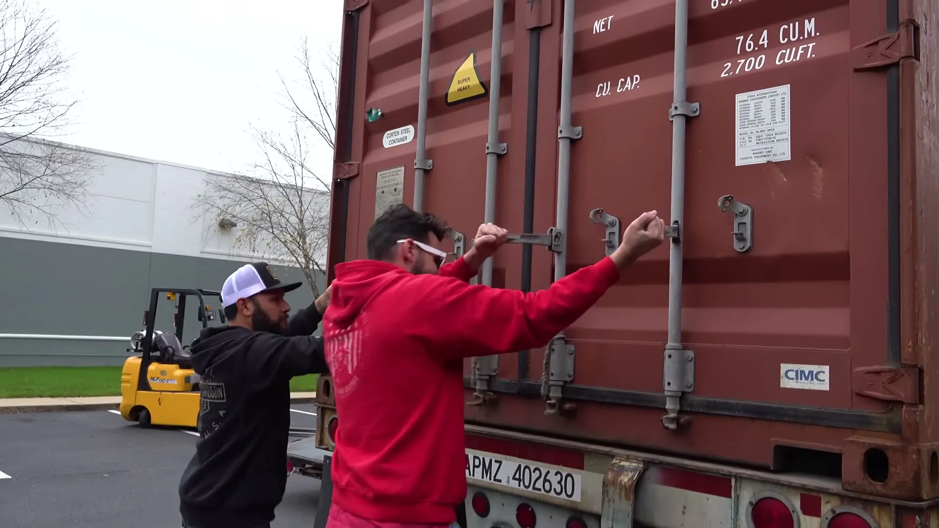 Il achète un container rempli de motos - 03