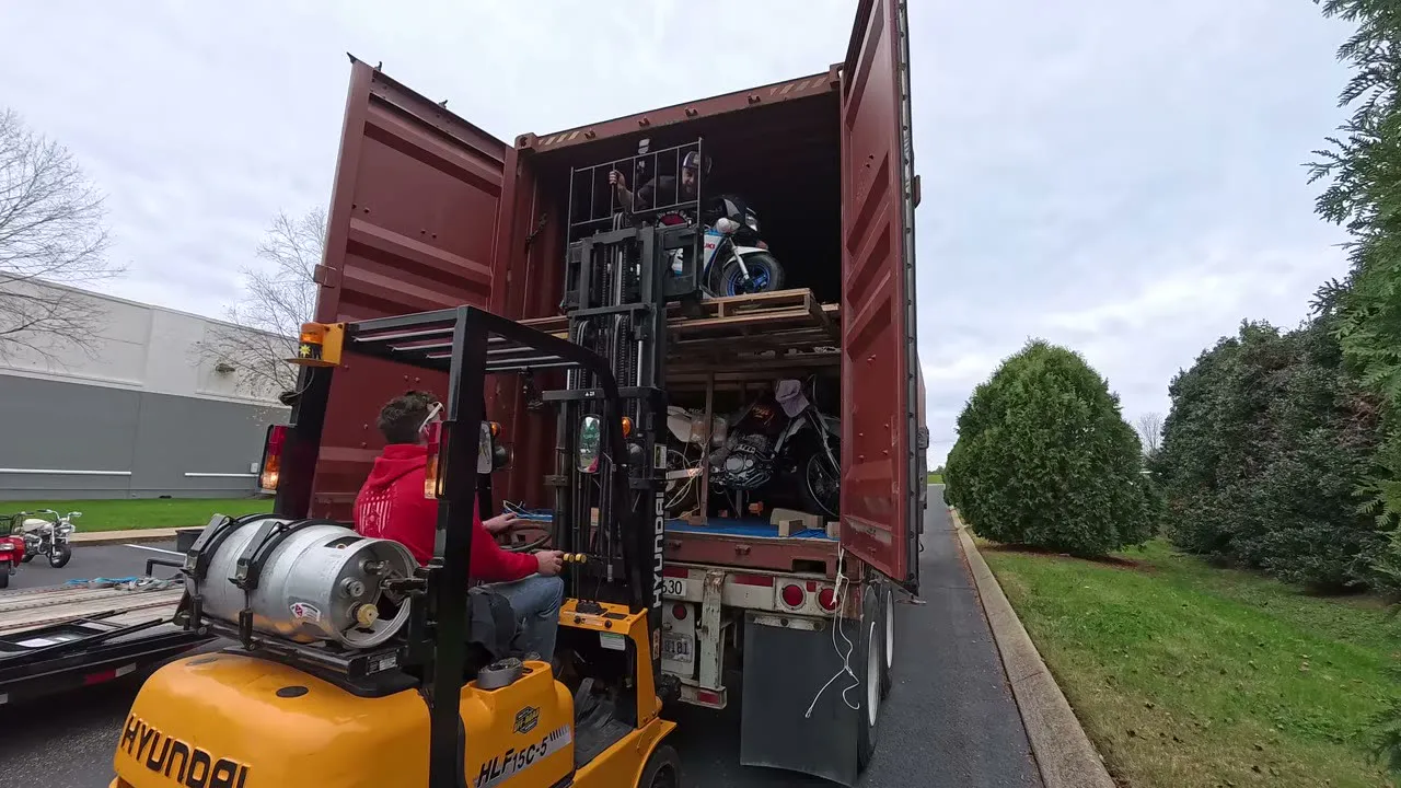 Il achète un container rempli de motos - 07