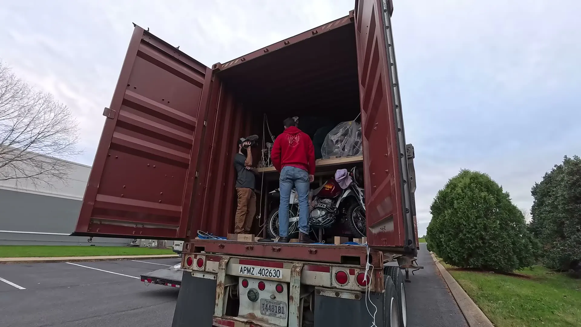 Il achète un container rempli de motos - 08