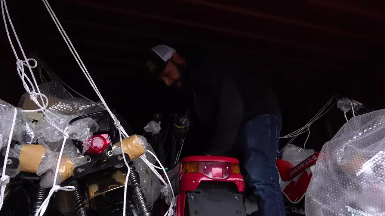 Il achète un container rempli de motos - 10