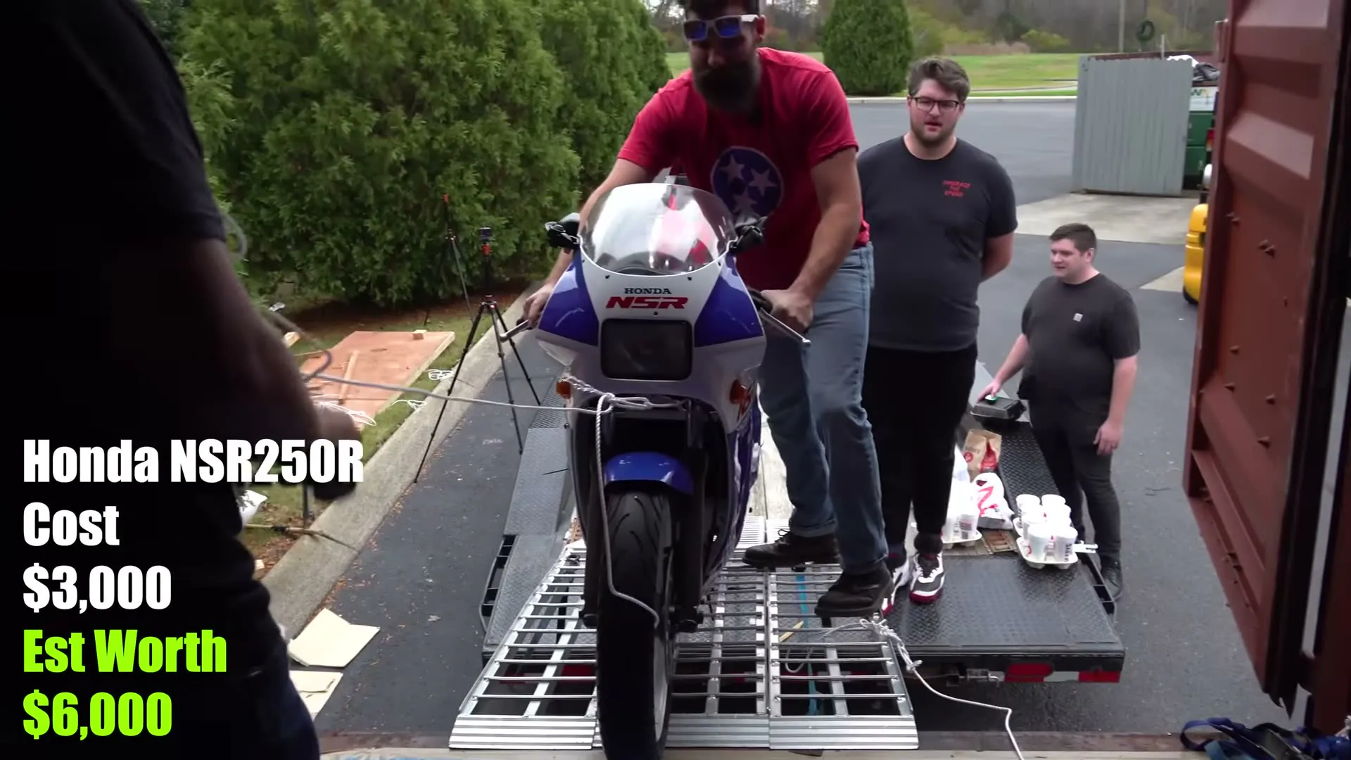 Il achète un container rempli de motos - 19