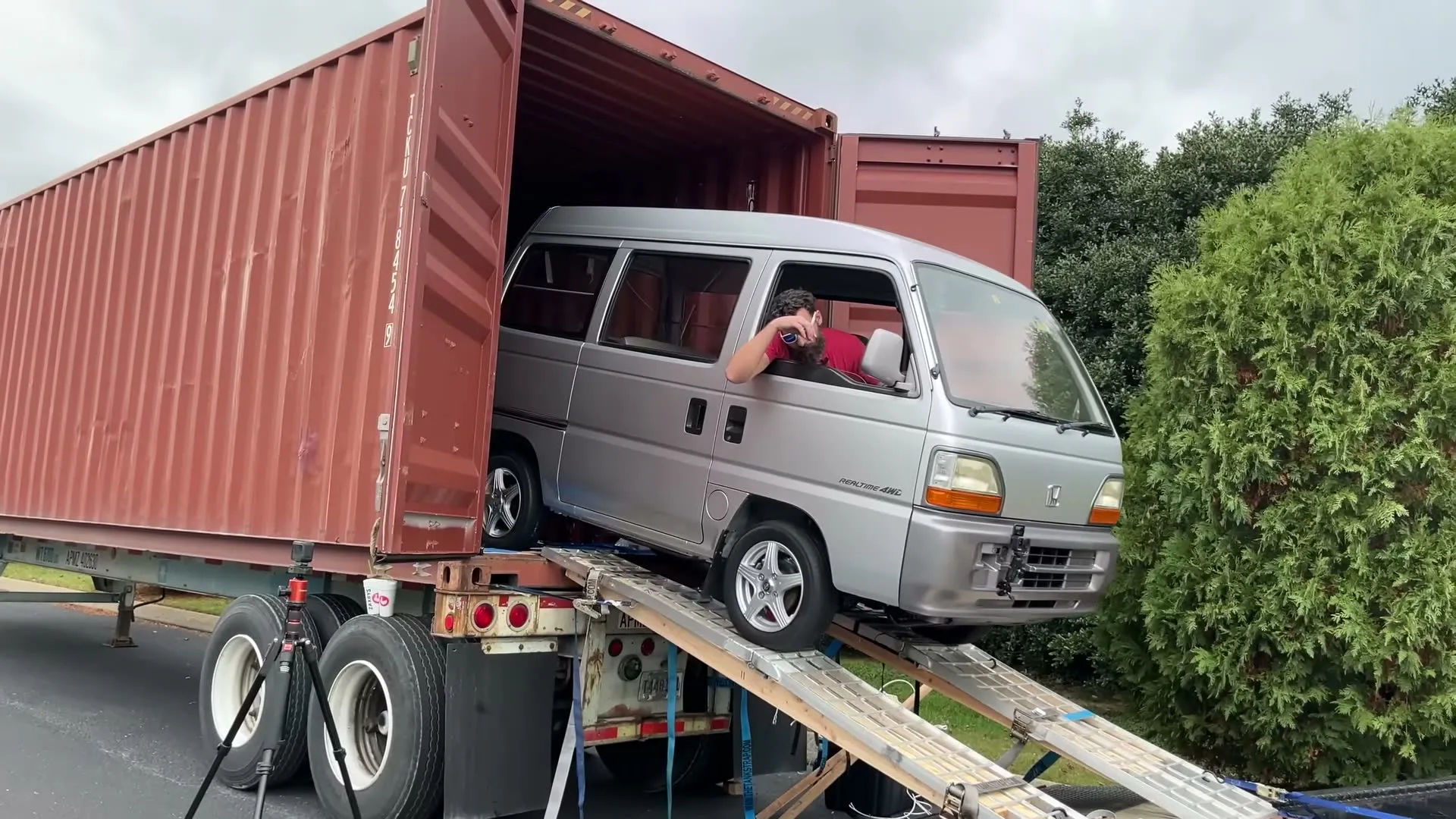 Il achète un container rempli de motos - 23