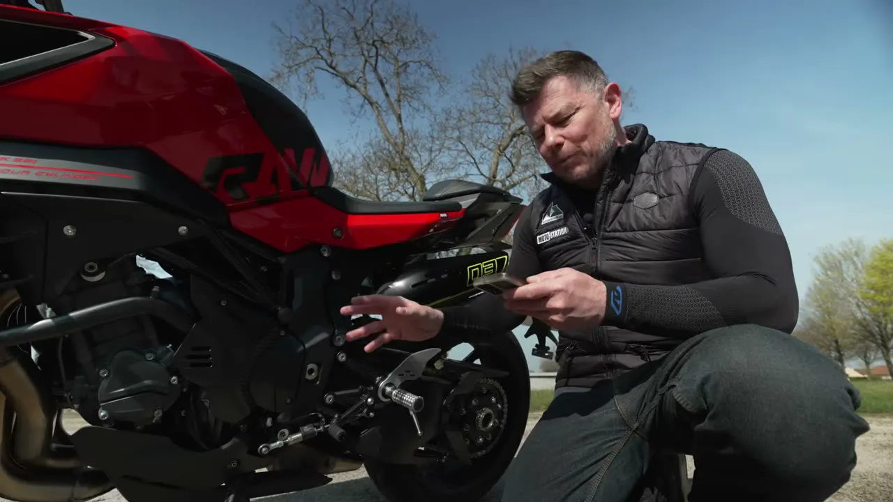 QJMOTOR SRK 921, test de la brutale - 13