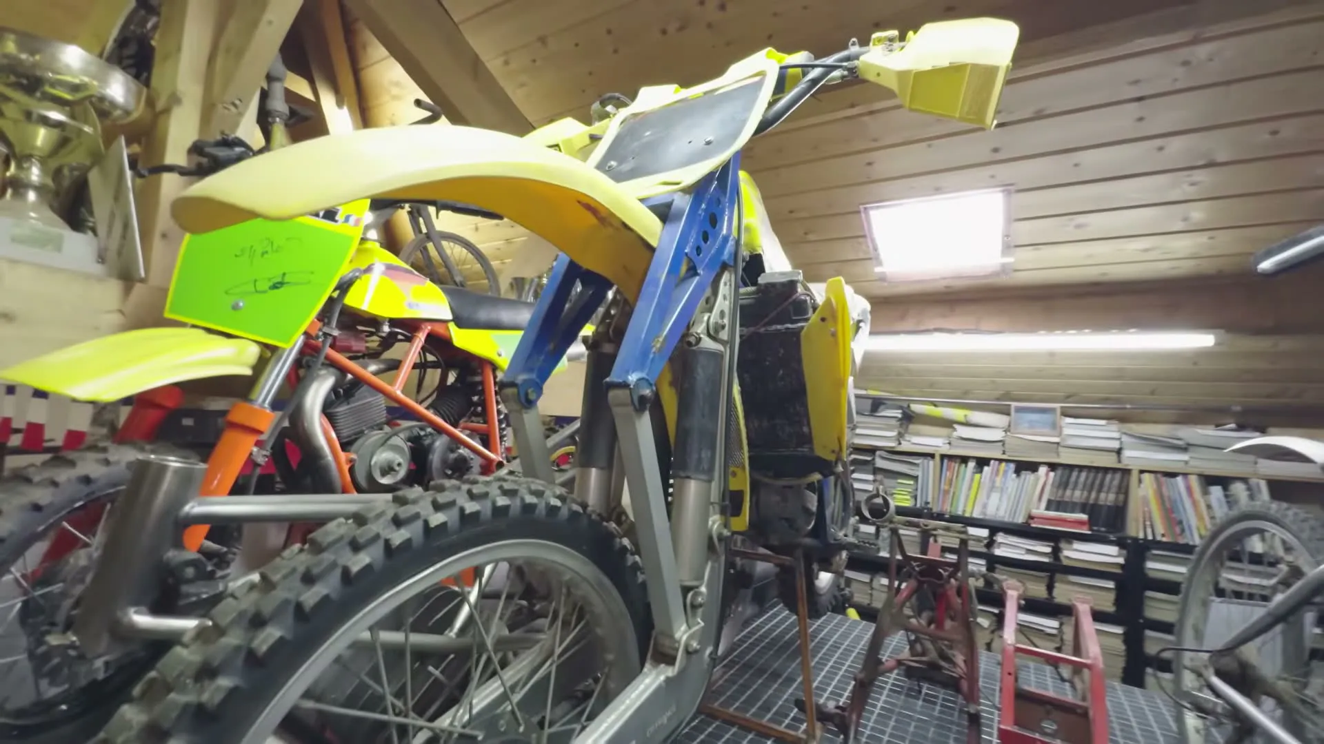 Un garage rempli de motos introuvables - 09